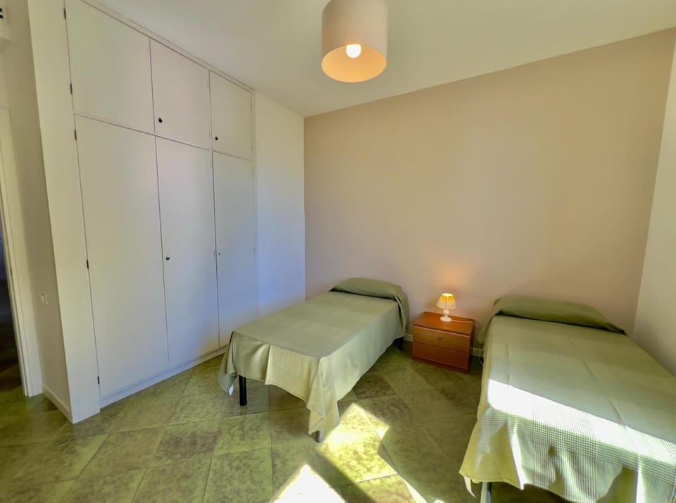 Photo of the whole room, Bedroom, wardrobe