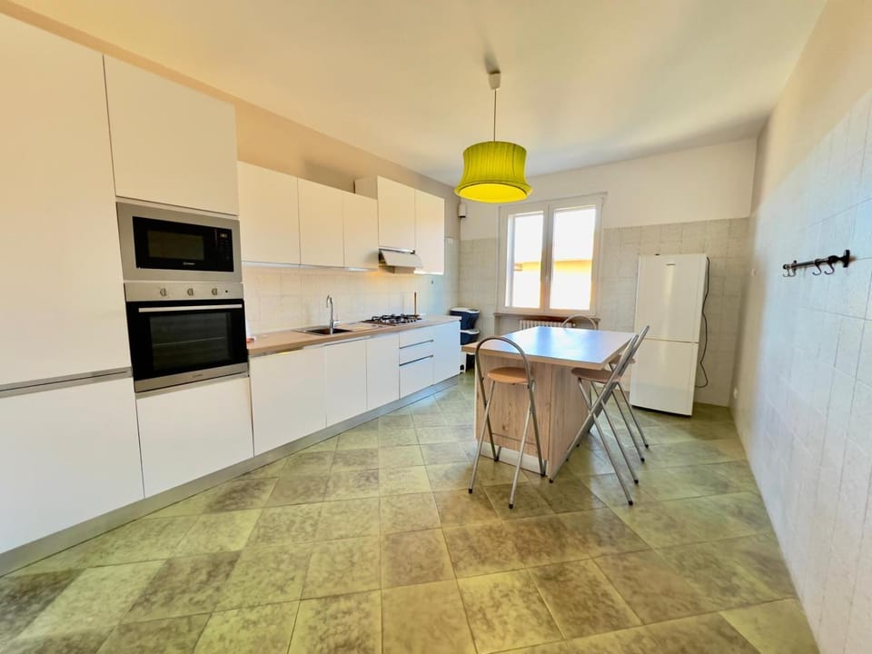 Kitchen or kitchenette, Dining area, oven, stove