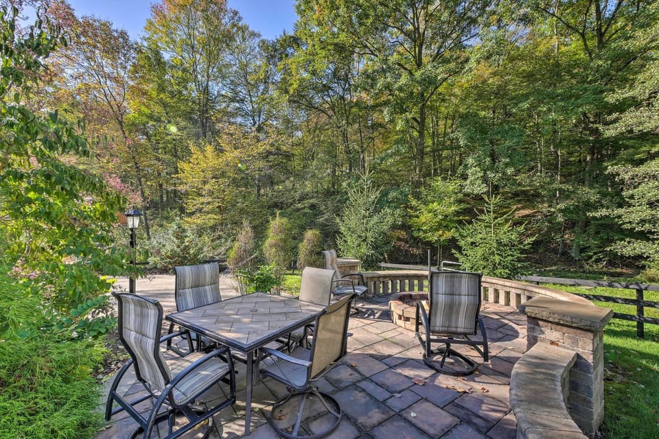 Rustic Dundee Log Cabin w/ Hot Tub & Forest Views! Cabin in Ohio