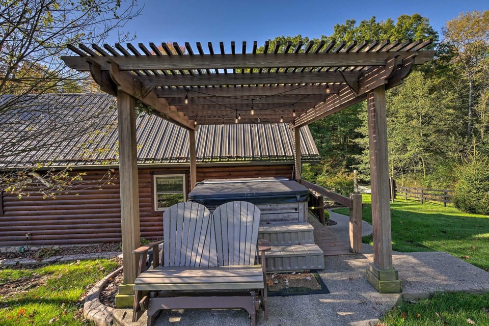 Rustic Dundee Log Cabin w/ Hot Tub & Forest Views! Cabin in Ohio