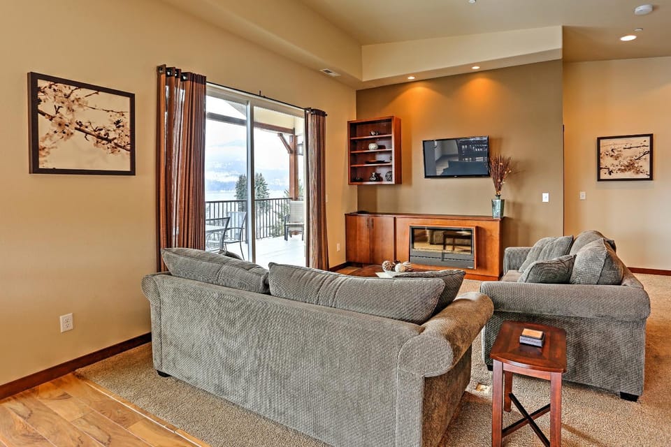 Breezy Lake Chelan Condo with Pool and Hot Tub Access! Apartment in Manson