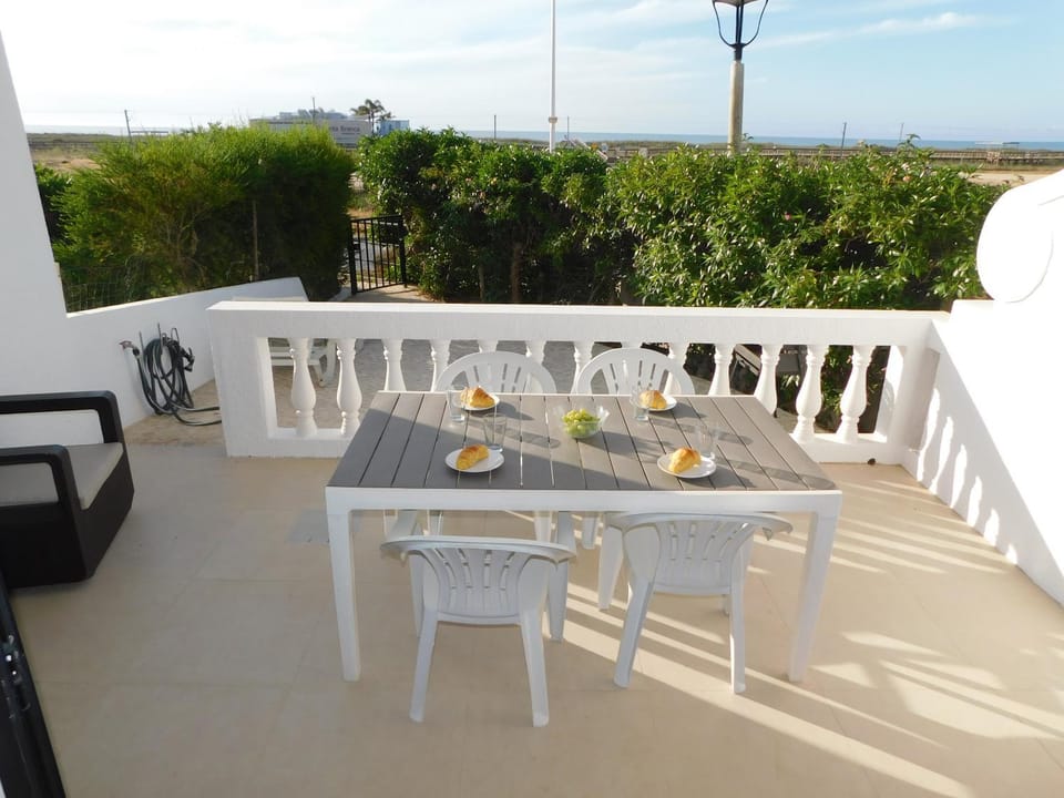 View (from property/room), Balcony/Terrace, Dining area