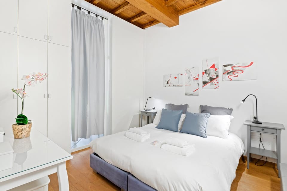 Photo of the whole room, Bedroom