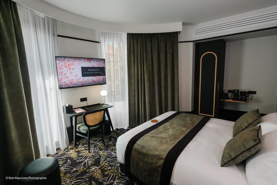 Bed, TV and multimedia, Photo of the whole room, Bedroom