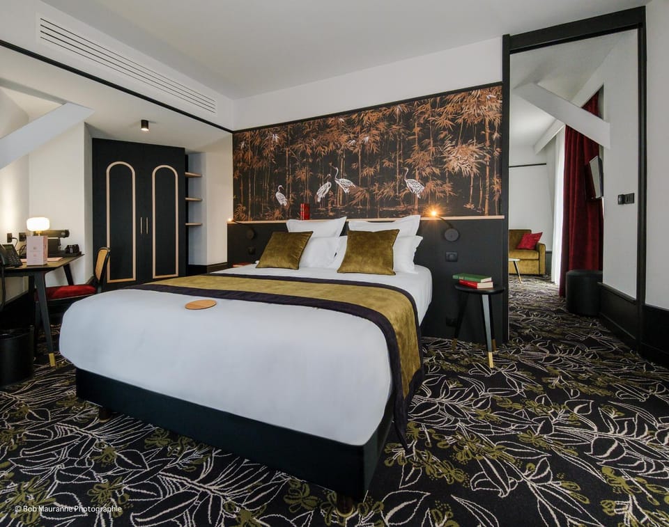 Bed, Living room, Photo of the whole room, Seating area, Bedroom