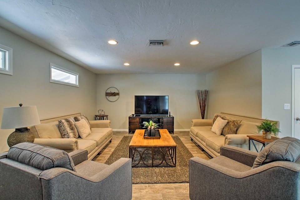 Swim, Putt & Explore! Classic Desert Phoenix Ranch House in Phoenix