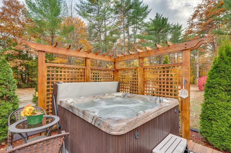 White Mountains Home w/ Hot Tub - Walk to Town! House in North Conway