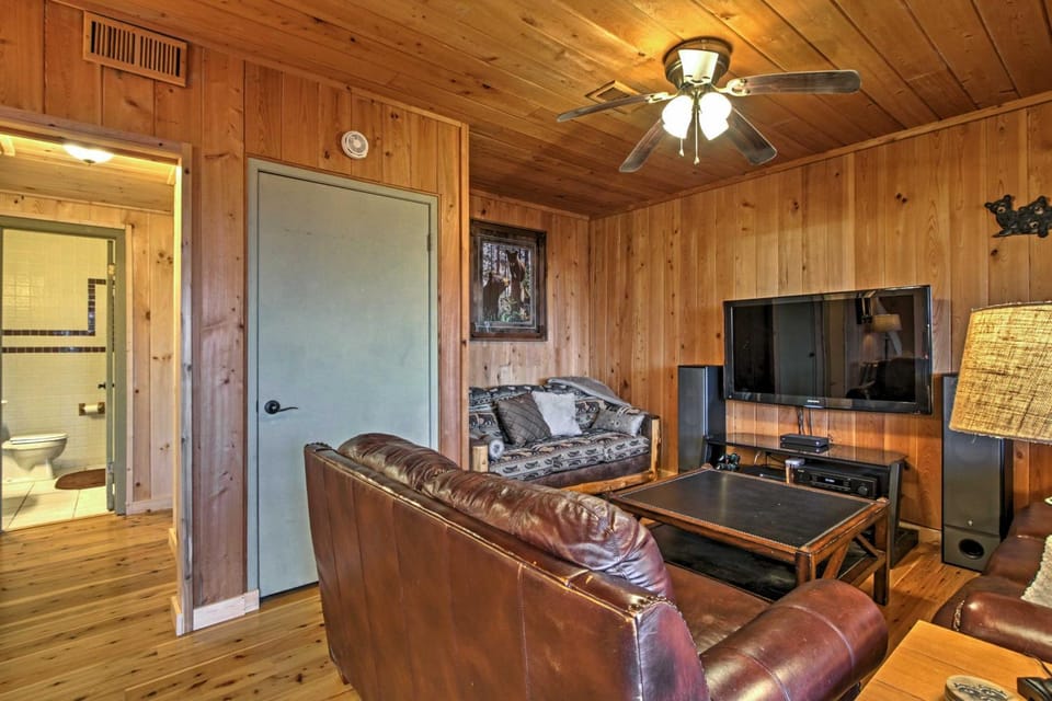 Hot Tub & Mtn Views: Scenic Cabin in Gatlinburg! Cabin in Gatlinburg