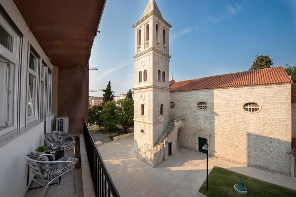 Property building, Nearby landmark, Day, Balcony/Terrace, Landmark view