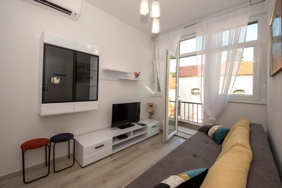 TV and multimedia, Living room, Seating area, air conditioner