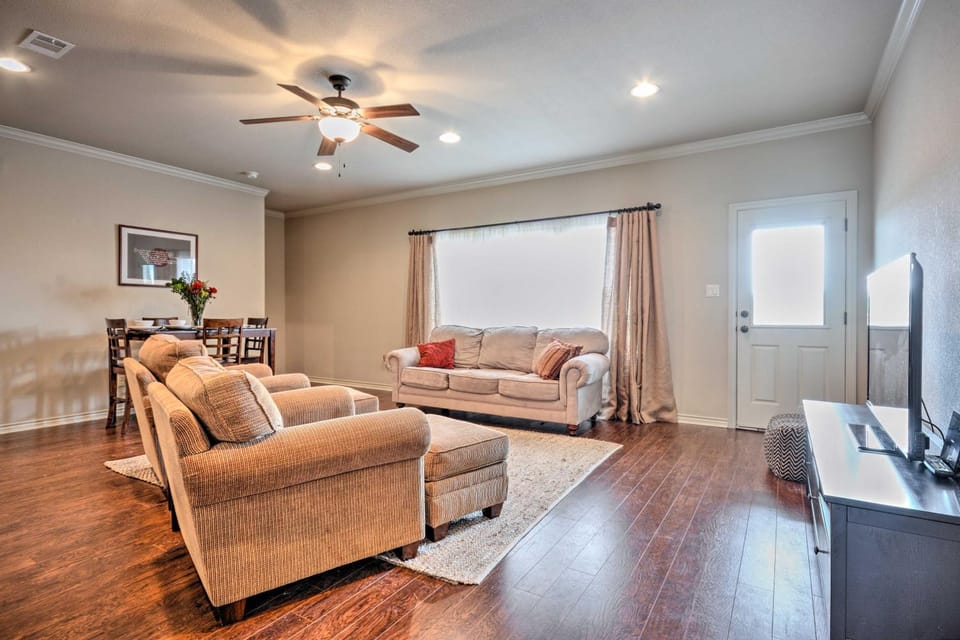College Station Townhouse w/ Private Patio House in College Station
