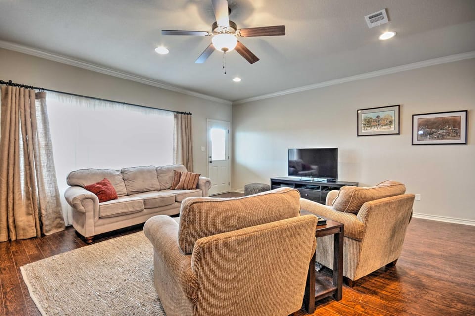 College Station Townhouse w/ Private Patio House in College Station