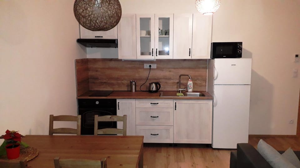 Kitchen or kitchenette, Dining area