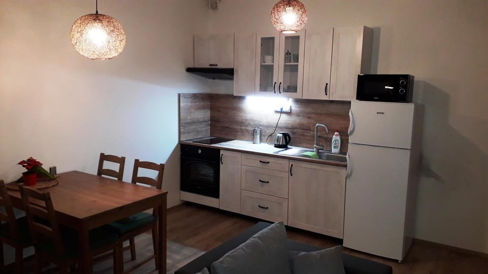 Kitchen or kitchenette, Dining area