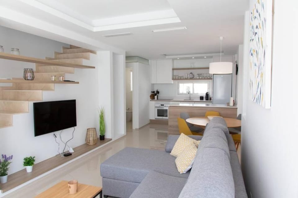 TV and multimedia, Living room, Seating area, Dining area