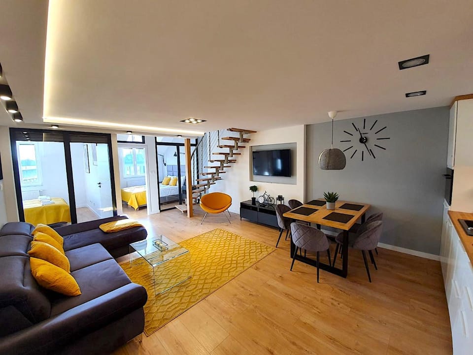 Communal lounge/ TV room, TV and multimedia, Living room, Seating area, Evening entertainment