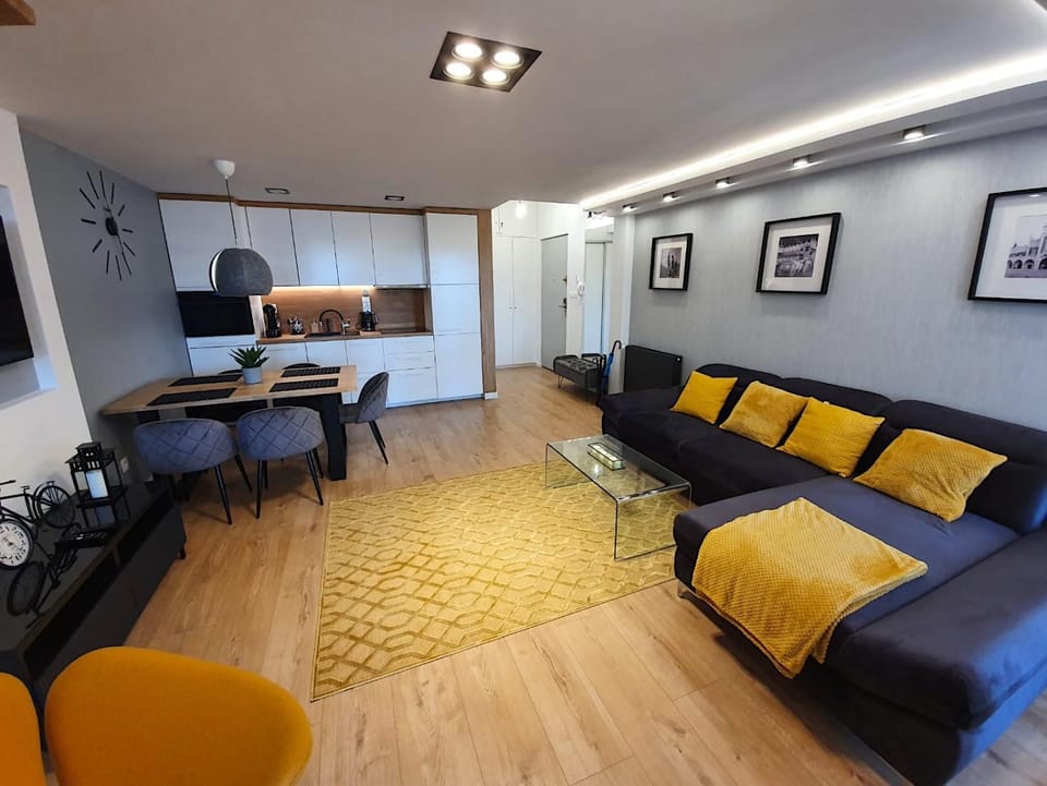 TV and multimedia, Kitchen or kitchenette, Living room, Seating area, Dining area