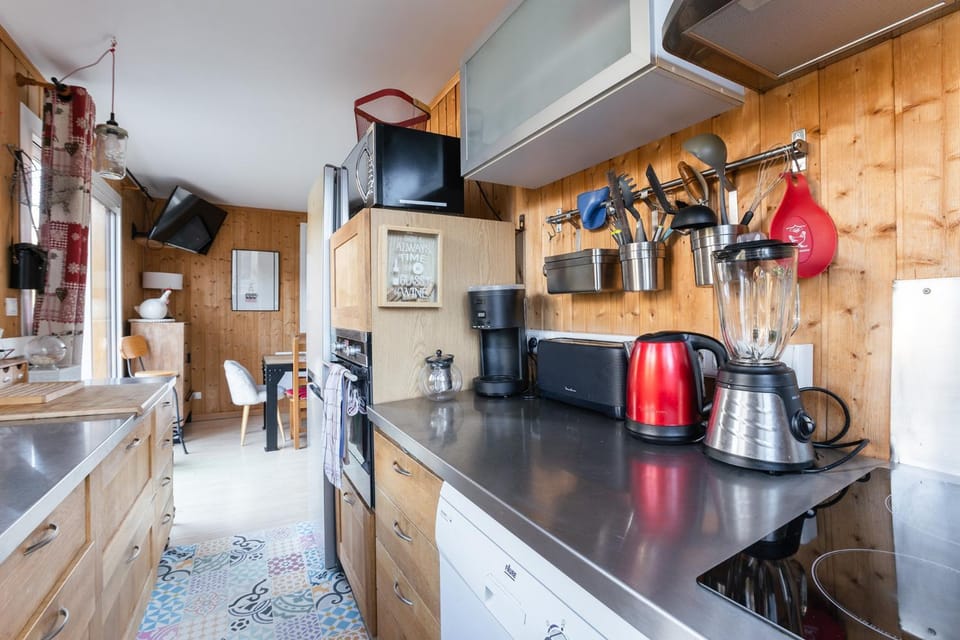 Coffee/tea facilities, Kitchen or kitchenette, dishwasher, oven, stove, toaster