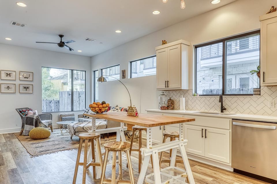 Dog-friendly, two story condo with deck and outdoor dining area near downtown Apartment in Austin
