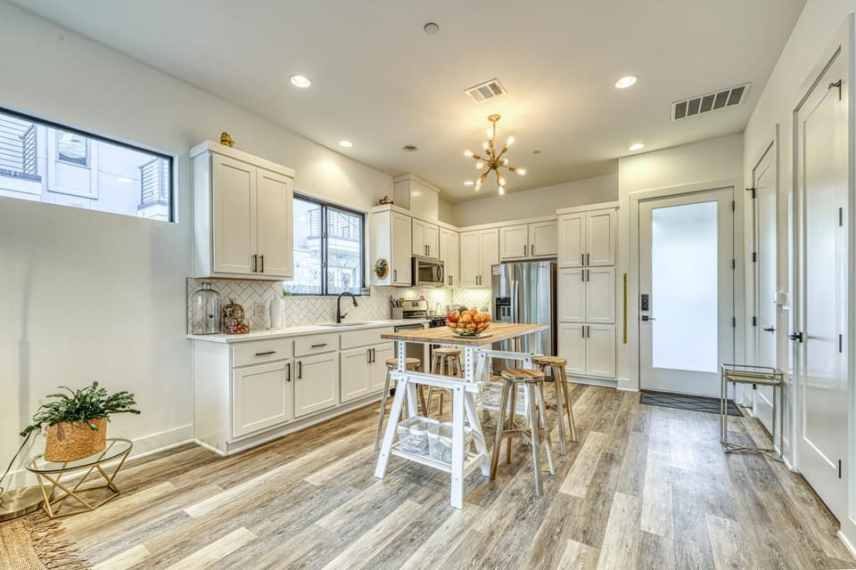 Dog-friendly, two story condo with deck and outdoor dining area near downtown Apartment in Austin