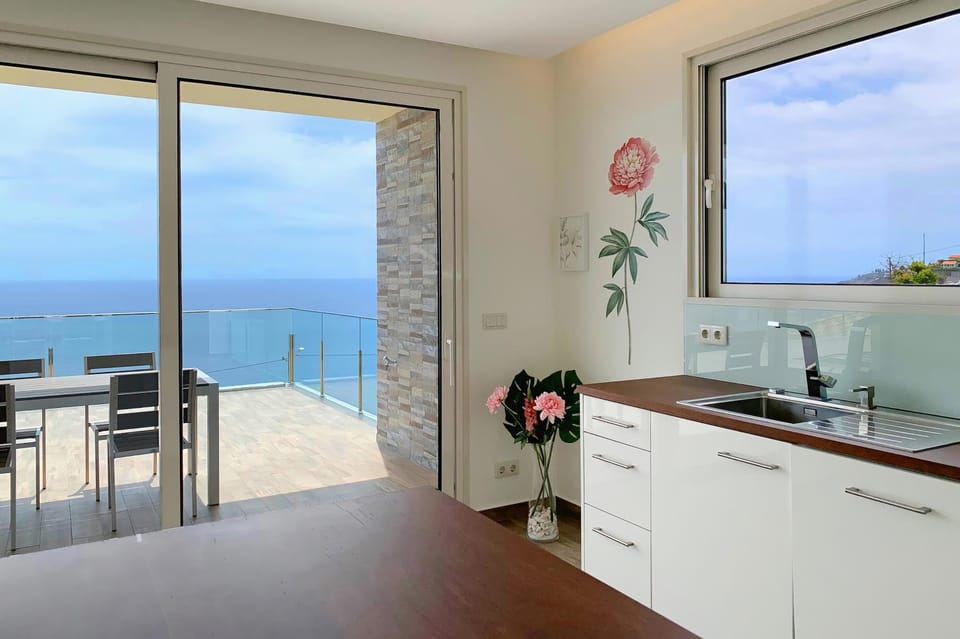 Kitchen or kitchenette, Sea view