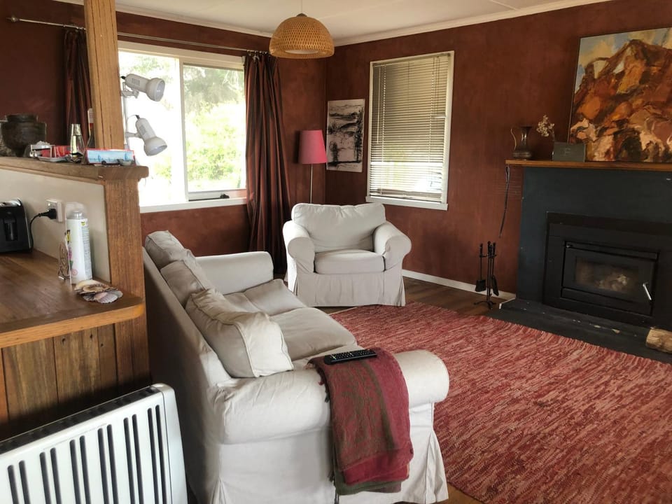 The Woolshed and Farmhouse Blue, Bruny Island House in Tasmania