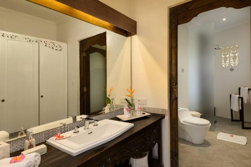 Shower, Toilet, Bathroom, bidet, towels