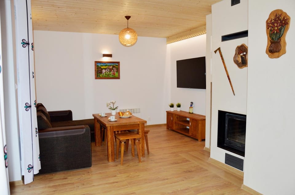 Communal lounge/ TV room, TV and multimedia, Living room, Seating area