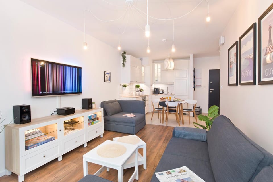 Communal lounge/ TV room, TV and multimedia, Living room, Seating area, Dining area