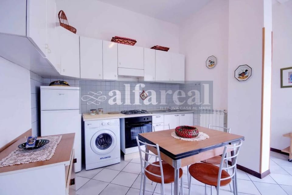 Kitchen or kitchenette, Living room, Dining area, pet friendly, stove, washing machine