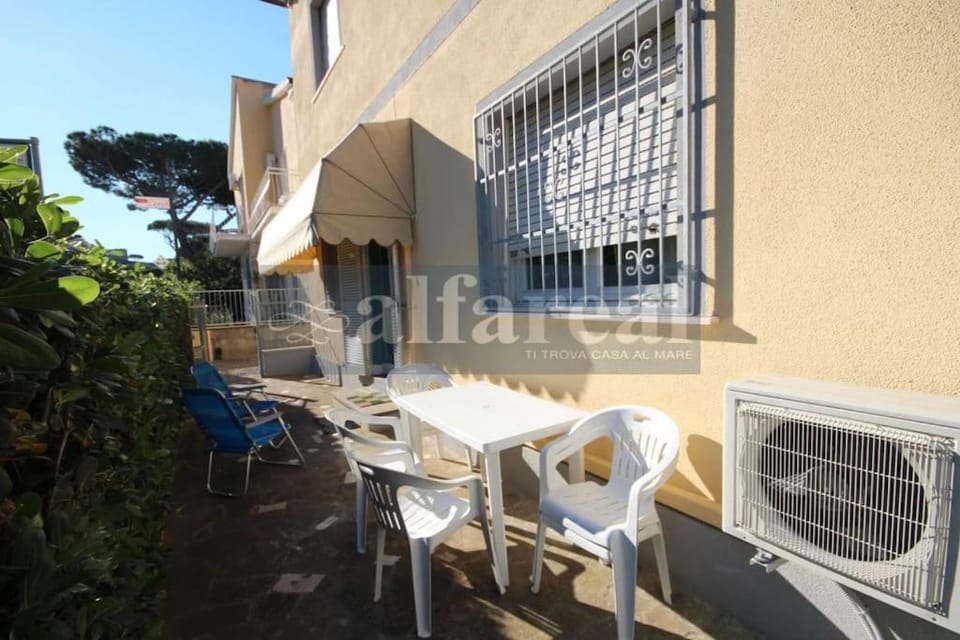 Property building, Patio, Dining area