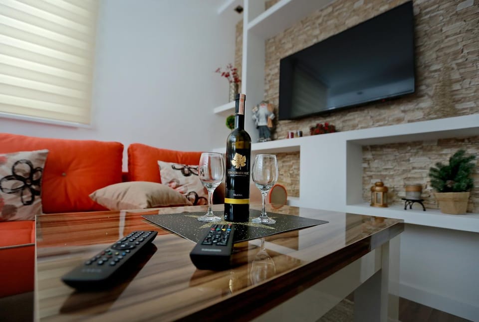 TV and multimedia, Living room, Seating area, Drinks
