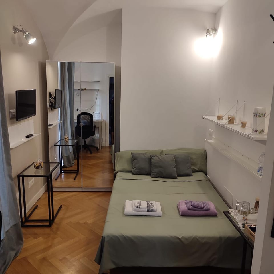 Bed, TV and multimedia, Photo of the whole room, Bedroom, towels