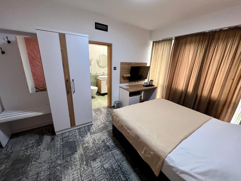 Communal lounge/ TV room, Bed, TV and multimedia, Photo of the whole room, wardrobe