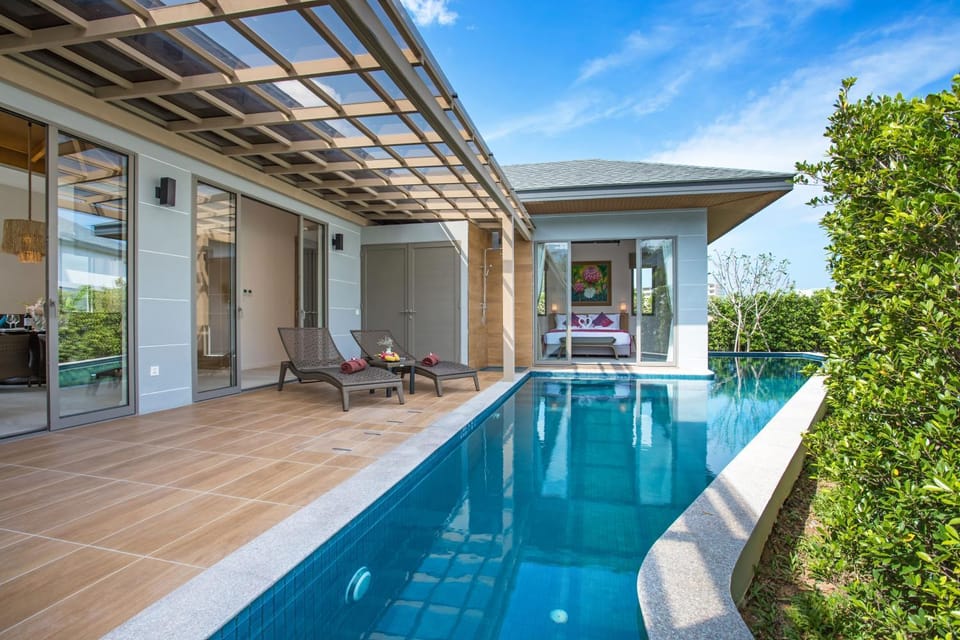 Patio, Day, Swimming pool, Swimming pool, sunbed