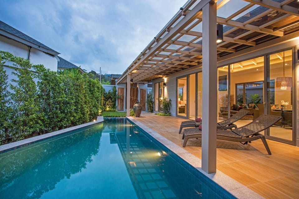 Property building, Patio, Swimming pool, Swimming pool, sunbed