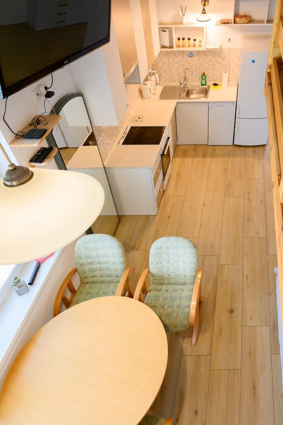 Kitchen or kitchenette, Dining area