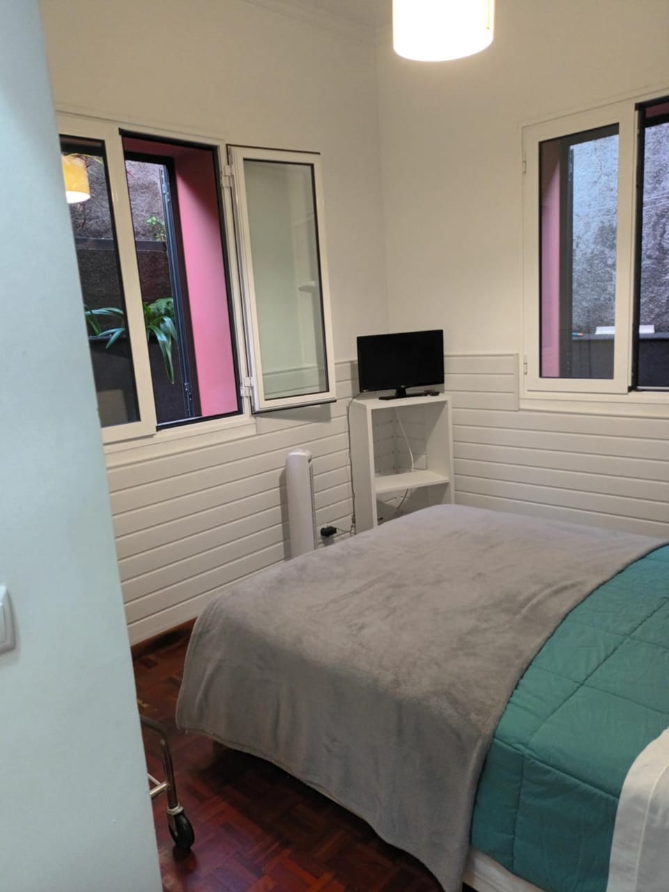 Bed, Bedroom, hair dresser