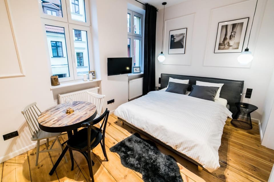 Bed, TV and multimedia, Bedroom