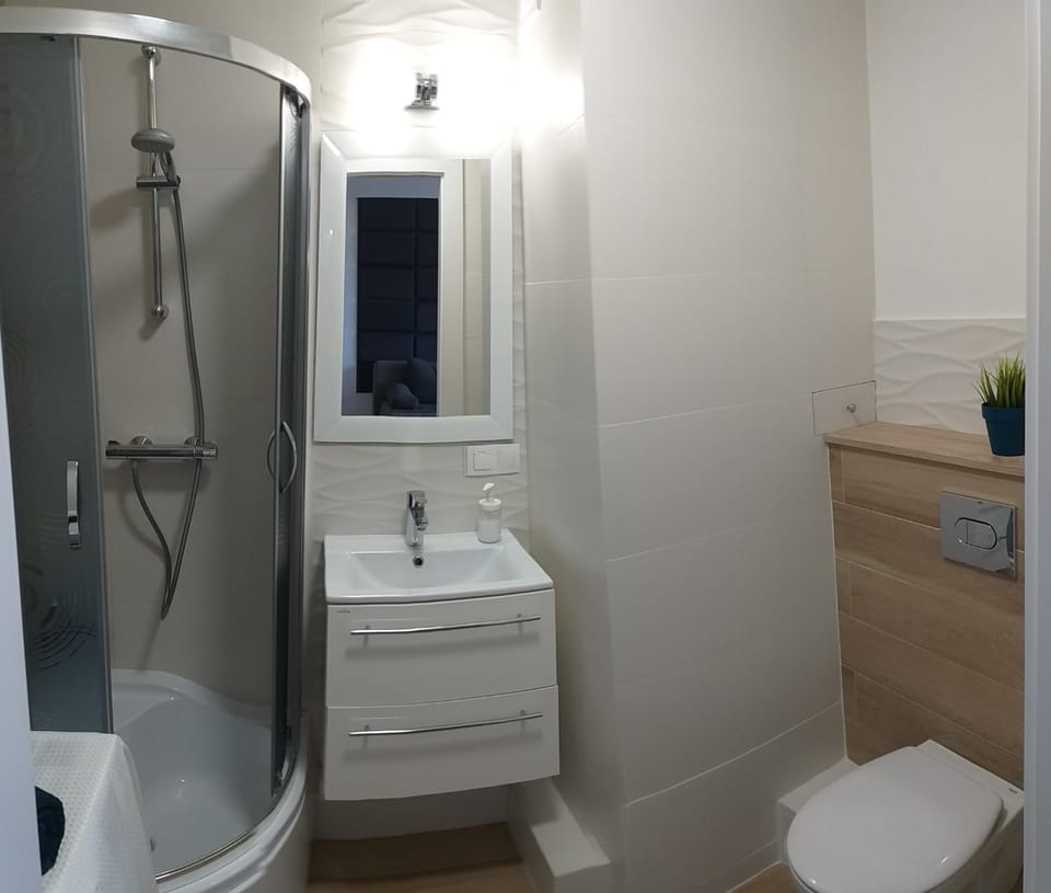 Bathroom, Other, Decorative detail, Alcoholic drinks