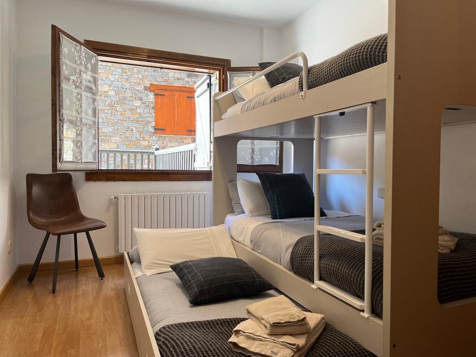 Bedroom, bunk bed