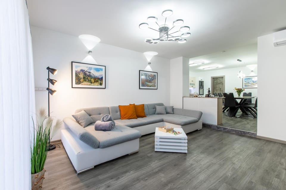 Kitchen or kitchenette, Living room, Seating area, Dining area, kitchen
