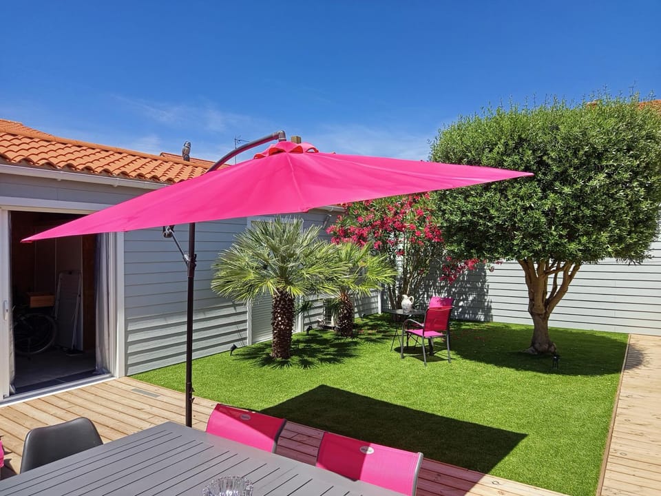 Chambre et salle d'eau dans dépendance 20 m2, vélos Bed and Breakfast in Château-d'Olonne