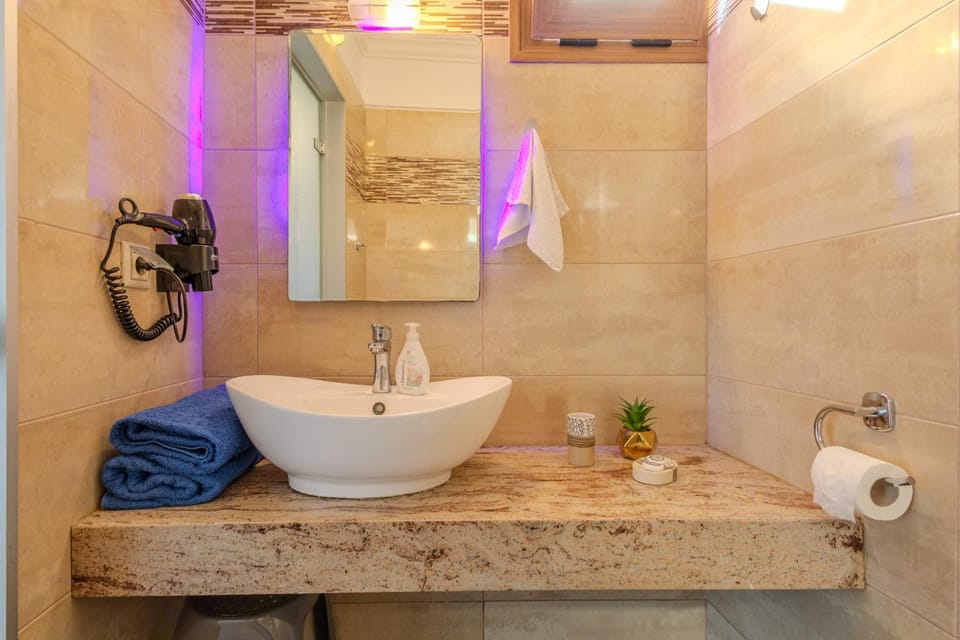 Shower, Bathroom, towels