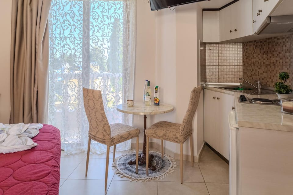 Bed, Kitchen or kitchenette, Photo of the whole room, Seating area, Dining area, Bedroom, minibar