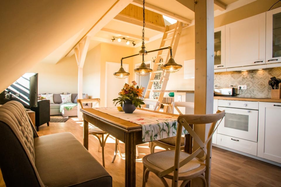 Kitchen or kitchenette, Dining area