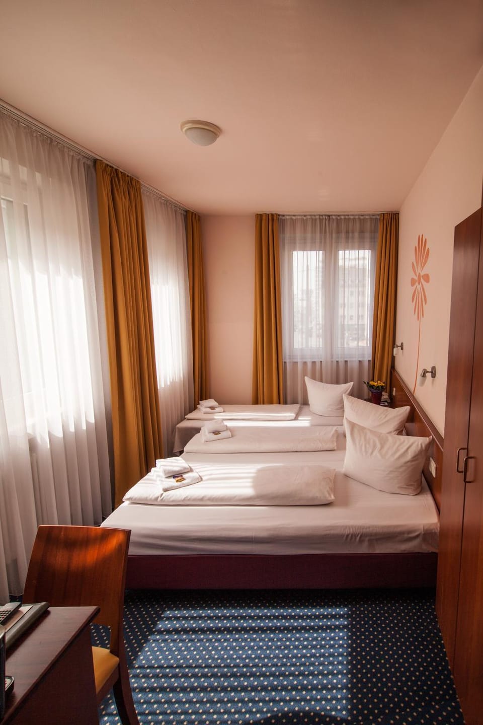 Photo of the whole room, Seating area