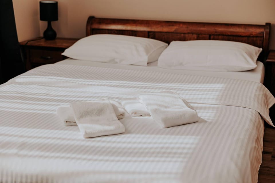 Bed, towels