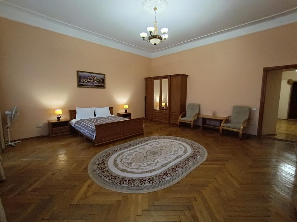 Bed, Photo of the whole room, Seating area, Bedroom