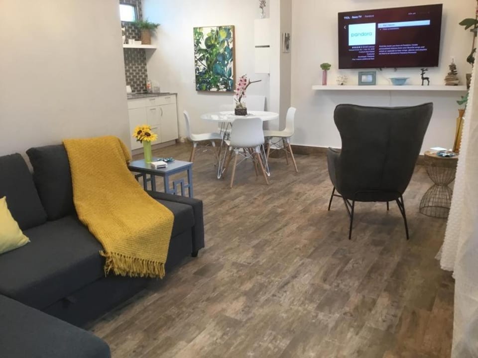 TV and multimedia, Living room, Seating area, Dining area